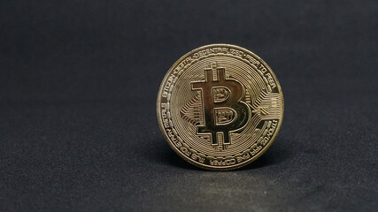 Moneda de Bitcoin sobre fondo negro