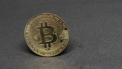 Moneda de Bitcoin sobre fondo negro