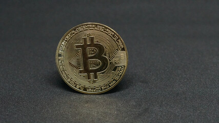 Moneda de Bitcoin sobre fondo negro