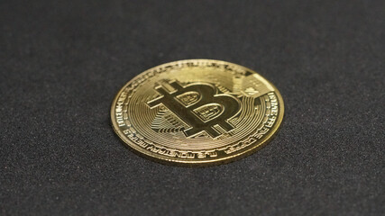 Moneda de Bitcoin sobre fondo negro