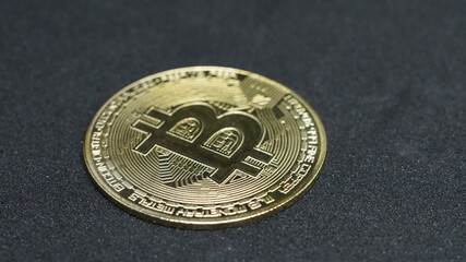 Moneda de Bitcoin sobre fondo negro