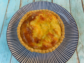 Quiche lardons fromage sur une assiette