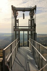 Ein Aufzug auf der Festung Königstein vor dem Landschaftspanorama der Sächsischen Schweiz