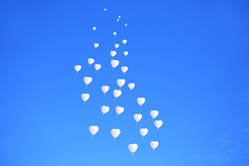 Białe balony w kształcie serc, dużego serca, szybujące na tle niebieskiego nieba, wesele, uczucia i emocie, zasoby graficzne. - obrazy, fototapety, plakaty