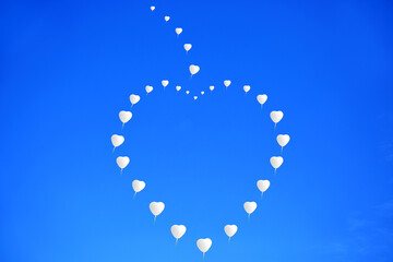 Białe balony w kształcie serc, dużego serca, szybujące na tle niebieskiego nieba, wesele, uczucia i emocie, zasoby graficzne. - obrazy, fototapety, plakaty