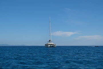 Obraz premium Küste Klippen Baunei Sardinien Bootsfahrt Boot Segelboot