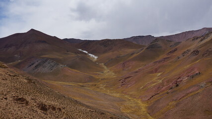 Fototapeta na wymiar beautiful valley near abra del acay pass in argentina