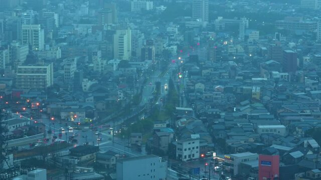 月曜日の朝7時の雨が降る街並みの俯瞰撮影