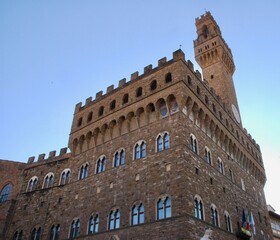 Fototapeta premium Vista dal basso e laterale del Palazzo Vecchio o della Signoria dal nome della piazza. Da sempre sede del potere civile di Firenze. Costruito nel Medioevo 1300/1400.