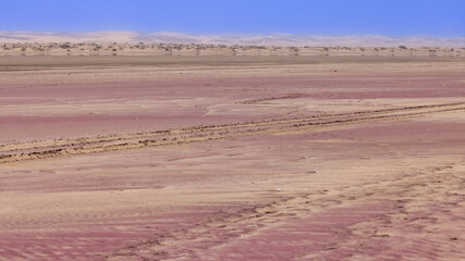 Ein mit Hämatit, der für die rote Färbung verantwortlich ist, überzogener Bereich der Sandwüste bei Walvis Bay