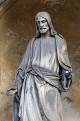 Obraz premium Historic Statue on the mystery old Prague Cemetery, Czech Republic