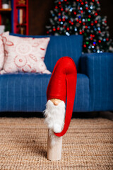 Obraz premium Elemente der Weihnachtsdekoration. Dekorfigur Weihnachtsmann auf einem Neujahrshintergrund
