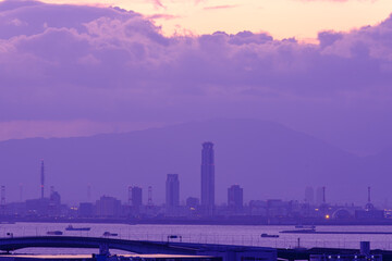 都市の夜明け。太陽が雲に隠れて姿を見せないが、辺りは少しずつ明るくなるマジックアワー。神戸岡本の山手、岡本梅林公園より撮影