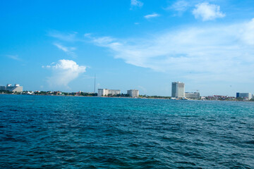 Naklejka premium Cancún zona hotelera desde el mar
