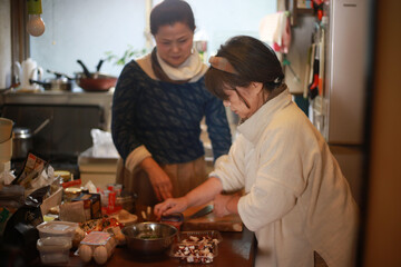 料理する女性