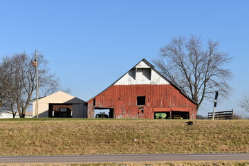 Fototapeta premium Old Red Barn in a Field