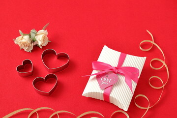 バレンタインデー・ホワイトデーのイメージ｜白色のギフトボックスとハートと薔薇