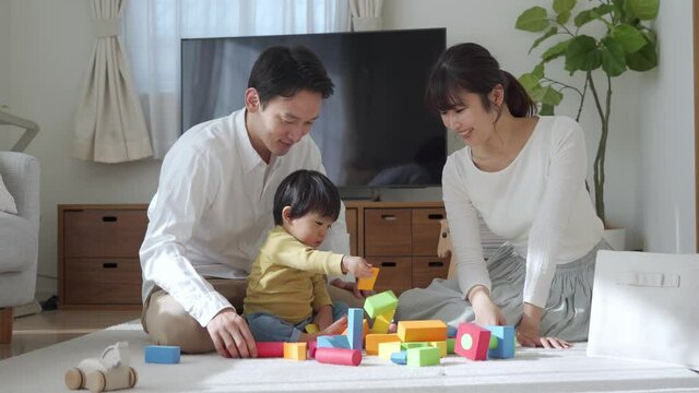 積み木で楽しそうに遊ぶ日本人親子