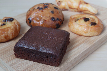 select focus brownie slices on the bread pan