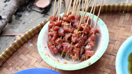 Satay meat that has been skewered ready to be grilled