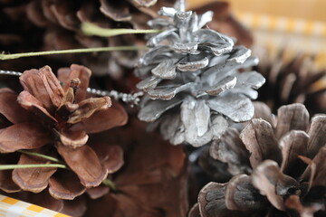 銀の松ぼっくり