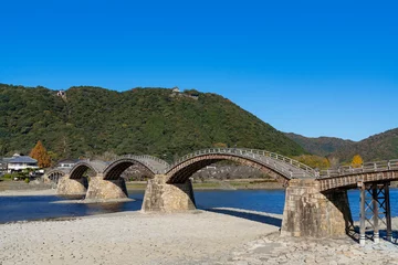 Photo sur Plexiglas Le pont Kintai [山口県]晴天の錦帯橋と岩国城