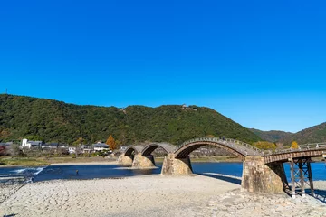 Papier Peint photo autocollant Le pont Kintai [山口県]晴天の錦帯橋と岩国城