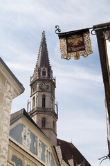 Fototapeta na wymiar Clock tower of Stadtpfarrkirche Äegidius and Koloman in Steyr, Austria.