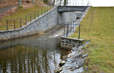 drainage of drainage water from the bottom of the dam dam or pond through the upper safety overflow...