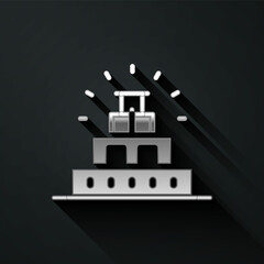 Obraz premium Silver Chichen Itza in Mayan icon isolated on black background. Ancient Mayan pyramid. Famous monument of Mexico. Long shadow style. Vector