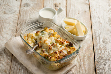 oven cauliflower with chese and. cream sauce