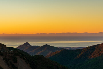 amanecer a contraluz en la costa del sol visto desde la montaña  Ojén Andalucía España	