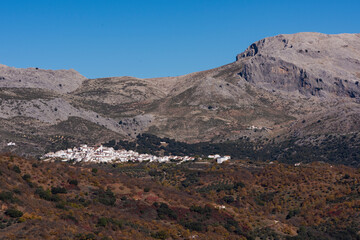 Cartajíma pueblo de la sierra de ronda con los riscos al fondo  Andalucía España	