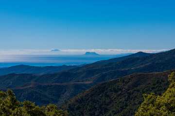 Fototapeta na wymiar paisaje de montaña con el mar al fondo a contraluz Marbella Andalucía España 