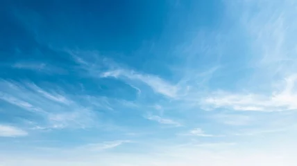 Wandaufkleber blauer himmel des panoramas mit wolken- und sonnenscheinhintergrund © lovelyday12