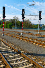 Drei Signalanlagen am Gleis (Bahn)