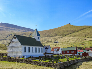 Fototapeta na wymiar Die Kirche und der Friedhof in Gjogv, Insel Eysturoy, Färöer-Inseln