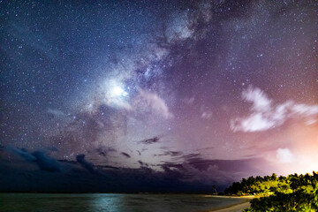 Obraz na płótnie Canvas Milky Way on an island in the Maldives - photo contains noise and artifacts