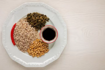 Photo sur Plexiglas K2 Natto meal with sorghum grain, soy sauce and pickled white mustard leaves. Top view plate on white wooden table.