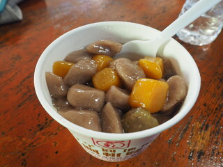 台湾・九份名物のスイーツ（芋圓）