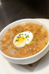 sopa japonesa con huevo y nodels