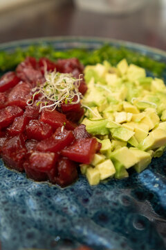 tartar de at&uacute;n rojo con aguacate y florituras