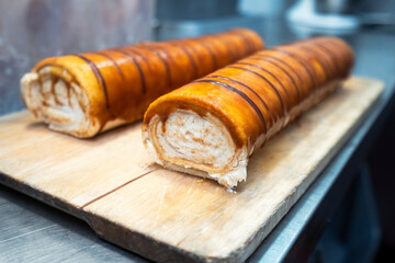 brazo de gitano, bizcocho relleno de nata helada con chocolate