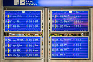 Informationstafeln auf dem Frankfurter Flughafen