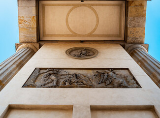 Die Säulen mit den Reliefs der Herkulessage am Brandenburger Tor