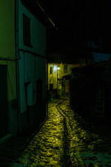 Noche lluviosa en pueblo de Extremadura