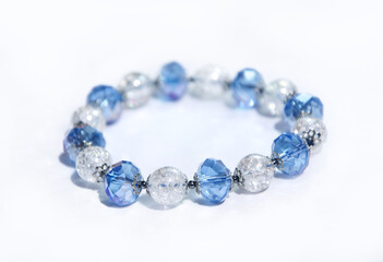 Bransoletka własnoręcznie wykonana z kryształem górskim i niebieskimi szklanymi kryształami. 
