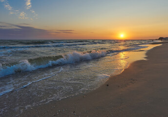 Fototapeta na wymiar Colorful dawn over the sea.