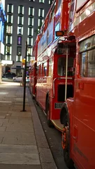 Foto op Plexiglas Vertical shot of parked red buses in London, United Kingdom © David Gilbert/Wirestock