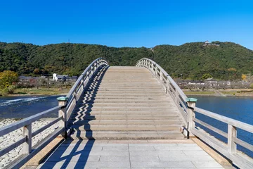 Foto auf Acrylglas Kintai-Brücke [山口県]晴天の錦帯橋と岩国城